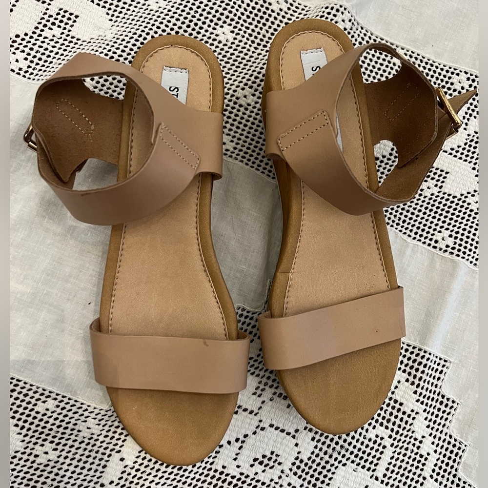 Steve Madden Wedge Leather Sandal. Size 8.5 Nude